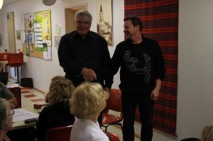 Kokouksen pj Jouko Yläjääski ja uuden kyläyhdistyksen pj Ismo Kiuru kättelevät perustamiskirjan allekirjoitusten jälkeen. 