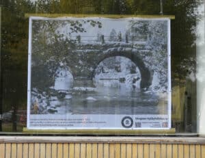 Virojoen kaunis kivisilta valaistaan jouluksi upein värein.